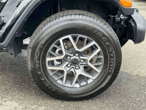 Used 2025 Jeep Wrangler Sahara image 7