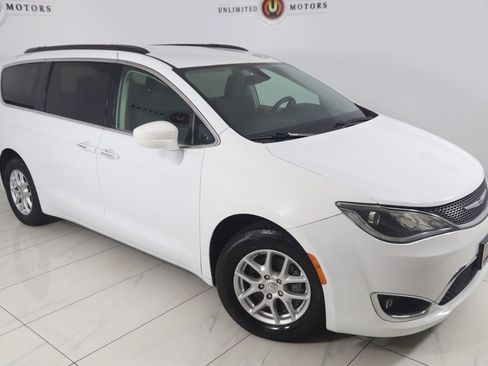 Used 2020 Chrysler Pacifica Touring FWD image 17