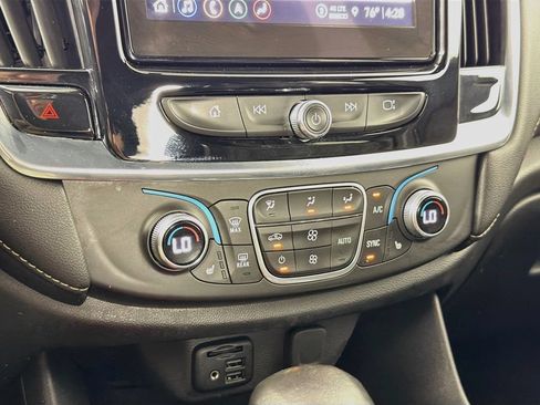 Used 2022 Chevrolet Traverse LT w/ LT Premium Package AWD/4WD image 16
