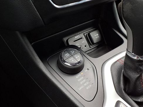 Used 2015 Jeep Cherokee Trailhawk w/ Comfort/Convenience Group image 8