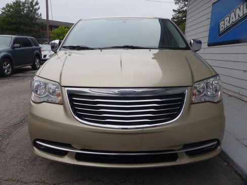 Used 2011 Chrysler Town & Country Touring-L w/ Entertainment Group #2 FWD image 3