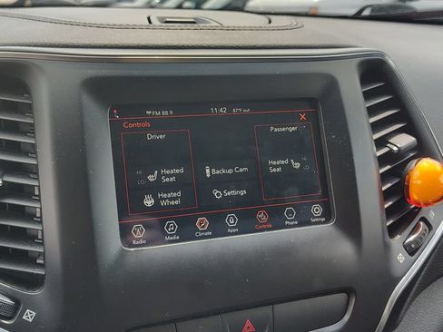 Used 2019 Jeep Cherokee Latitude Plus AWD/4WD image 17