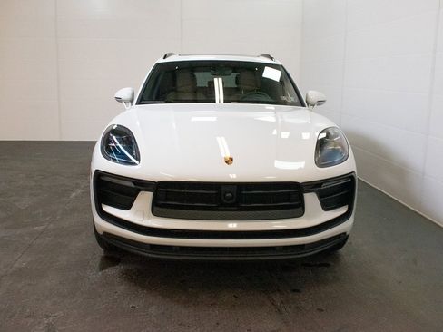 Certified 2025 Porsche Macan image 7