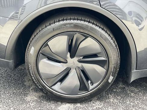 Used 2026 Tesla Model Y 2WD image 9