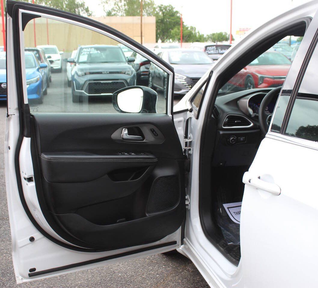 Used 2025 Chrysler Pacifica Select FWD image 18