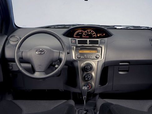 Used 2009 Toyota Yaris 4-Door Hatchback FWD image 4