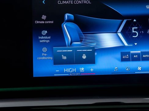 Used 2025 BMW 540i xDrive w/ Premium Package image 27