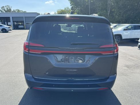 Used 2025 Chrysler Pacifica Limited FWD image 6