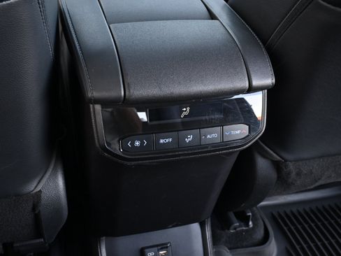Used 2021 Toyota Highlander XLE AWD/4WD image 21
