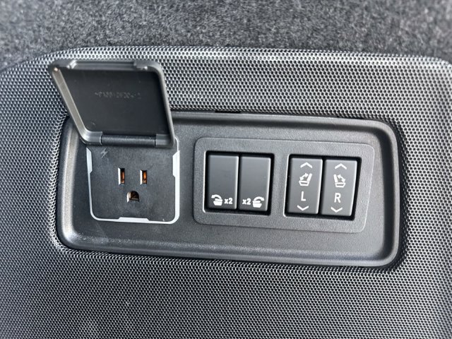 Used 2022 Cadillac Escalade ESV Luxury w/ LPO, Illumination Package AWD/4WD image 13