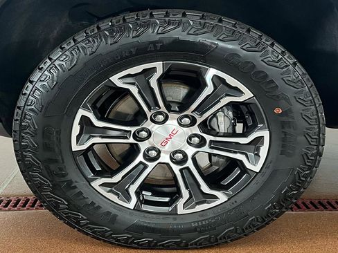 Used 2024 GMC Canyon AT4 w/ Technology Package image 9