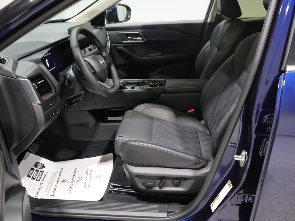 Used 2025 Nissan Rogue Platinum w/ Platinum Premium Package AWD/4WD image 9