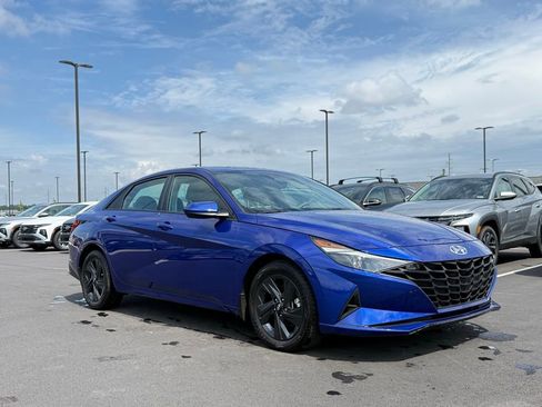 Used 2023 Hyundai Elantra SEL w/ Preferred Accessory Package FWD image 3