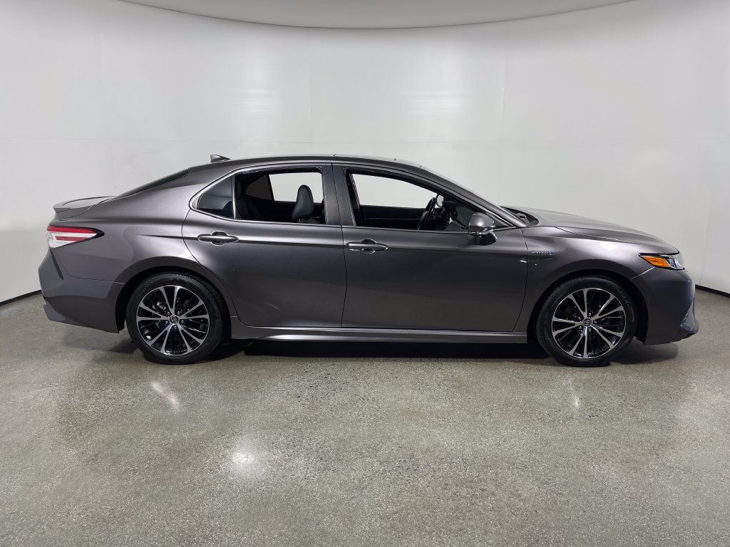 Certified 2020 Toyota Camry SE w/ Sunroof Package FWD image 2