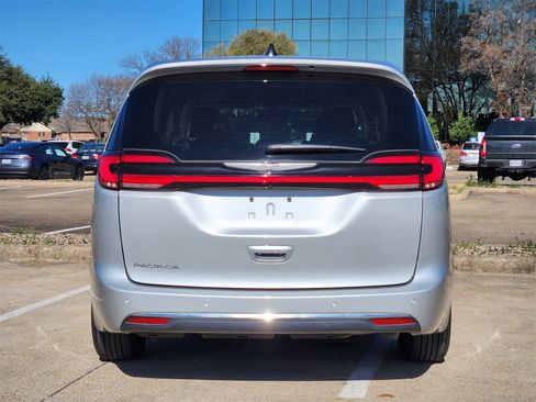 Used 2024 Chrysler Pacifica Touring-L image 5