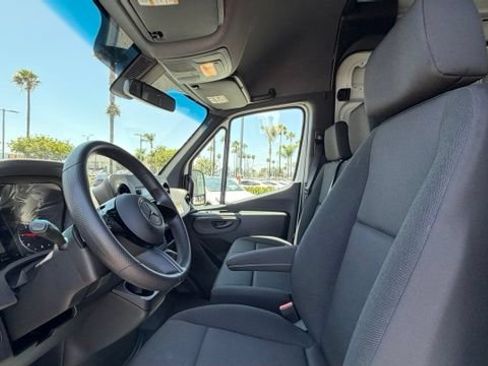 Used 2025 Mercedes-Benz Sprinter 2500 image 17