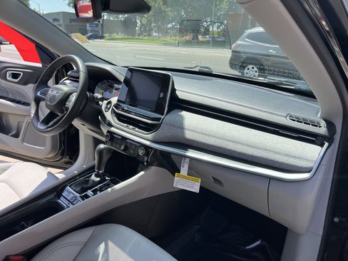 Used 2022 Jeep Compass Latitude image 36