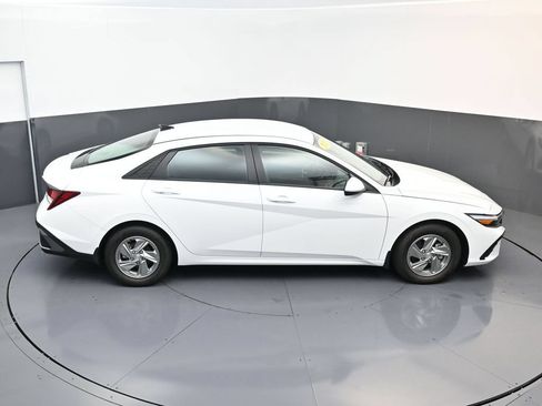 Certified 2026 Hyundai Elantra SE FWD image 15