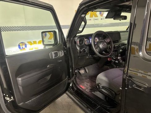 Used 2024 Jeep Wrangler Unlimited Rubicon w/ Convenience Group AWD/4WD image 9