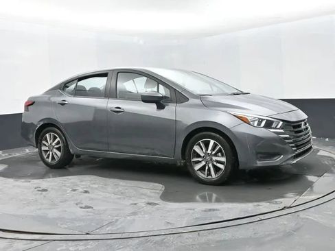 Used 2024 Nissan Versa SV image 2
