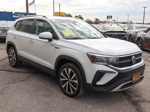 Used 2023 Volkswagen Taos SE image 3