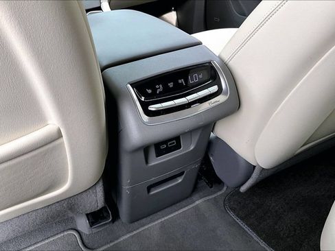 Used 2020 Cadillac XT6 Premium Luxury FWD image 32