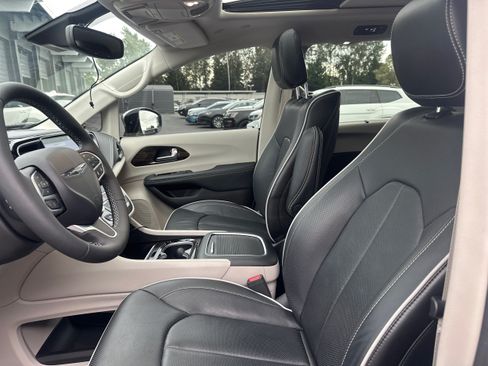 Used 2023 Chrysler Pacifica Limited w/ Uconnect Theater Family Group FWD image 9
