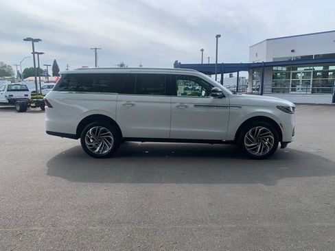 New 2026 Lincoln Navigator L Reserve AWD/4WD image 10
