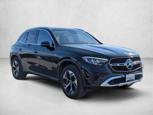 Used 2025 Mercedes-Benz GLC 350e 4MATIC image 3