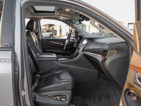 Used 2020 Cadillac Escalade ESV Luxury w/ Escalade Sport Edition image 38