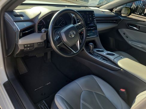 Used 2019 Toyota Avalon XLE image 18