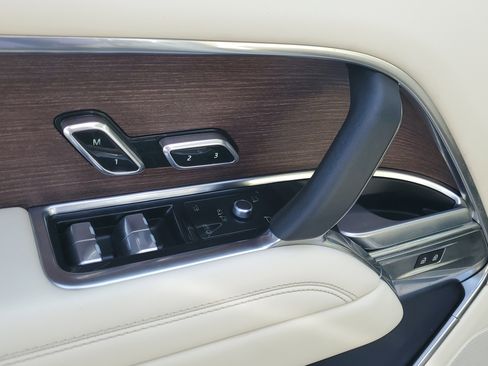 Used 2024 Land Rover Range Rover SE image 18