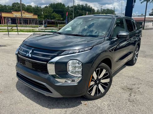 Used 2025 Mitsubishi Outlander SE AWD/4WD image 3