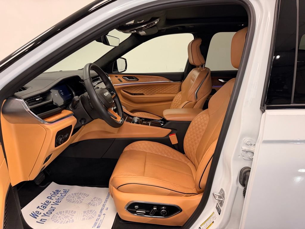 Used 2025 Jeep Grand Cherokee Summit AWD/4WD image 3