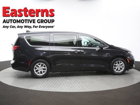 Used 2023 Chrysler Pacifica Touring-L FWD image 46