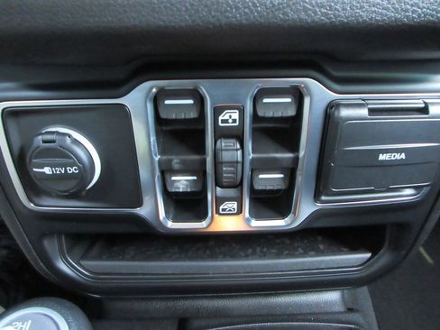 Used 2025 Jeep Wrangler Sport S image 32