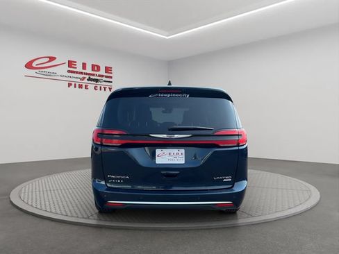 Used 2024 Chrysler Pacifica Limited AWD/4WD image 9