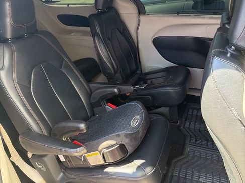 Used 2017 Chrysler Pacifica Touring-L FWD image 4