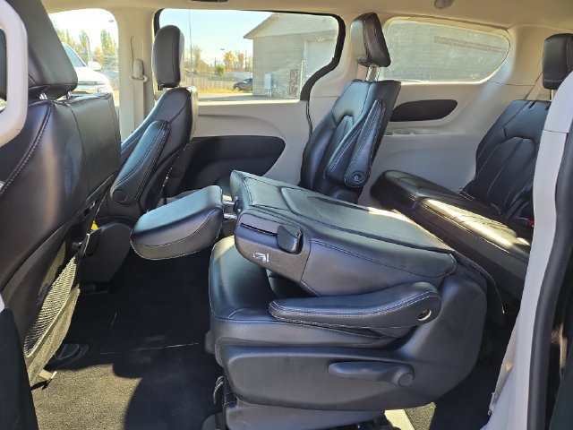 Used 2024 Chrysler Pacifica Limited FWD image 32