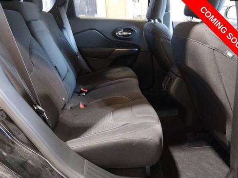 Used 2019 Jeep Cherokee Latitude w/ Popular Appearance Group AWD/4WD image 7