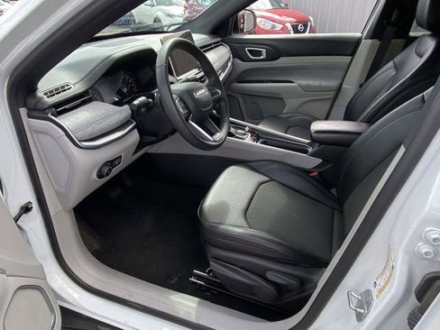 Used 2024 Jeep Compass Latitude image 12