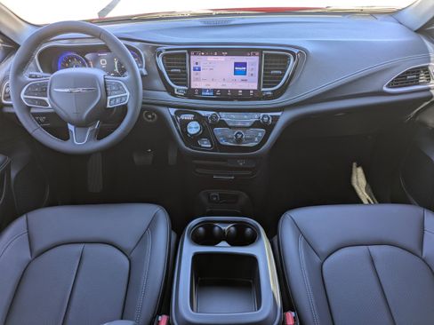 Used 2026 Chrysler Pacifica Select image 19