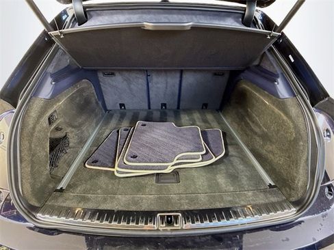 Used 2022 Bentley Bentayga image 28