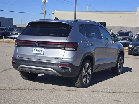 New 2026 Volkswagen Taos SE image 4