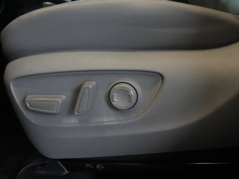 Used 2023 Toyota Highlander XLE FWD image 25