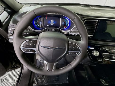 Used 2025 Chrysler Pacifica Select image 19