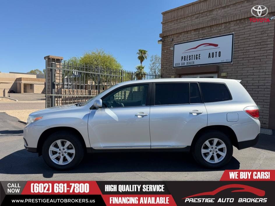 Used 2013 Toyota Highlander FWD image 2