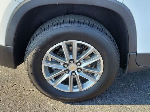 Used 2023 Chevrolet Traverse LT image 7