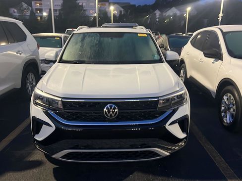 Used 2022 Volkswagen Taos SE image 4