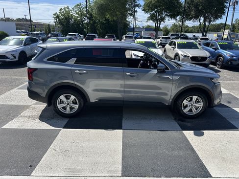Used 2023 Kia Sorento LX FWD image 3